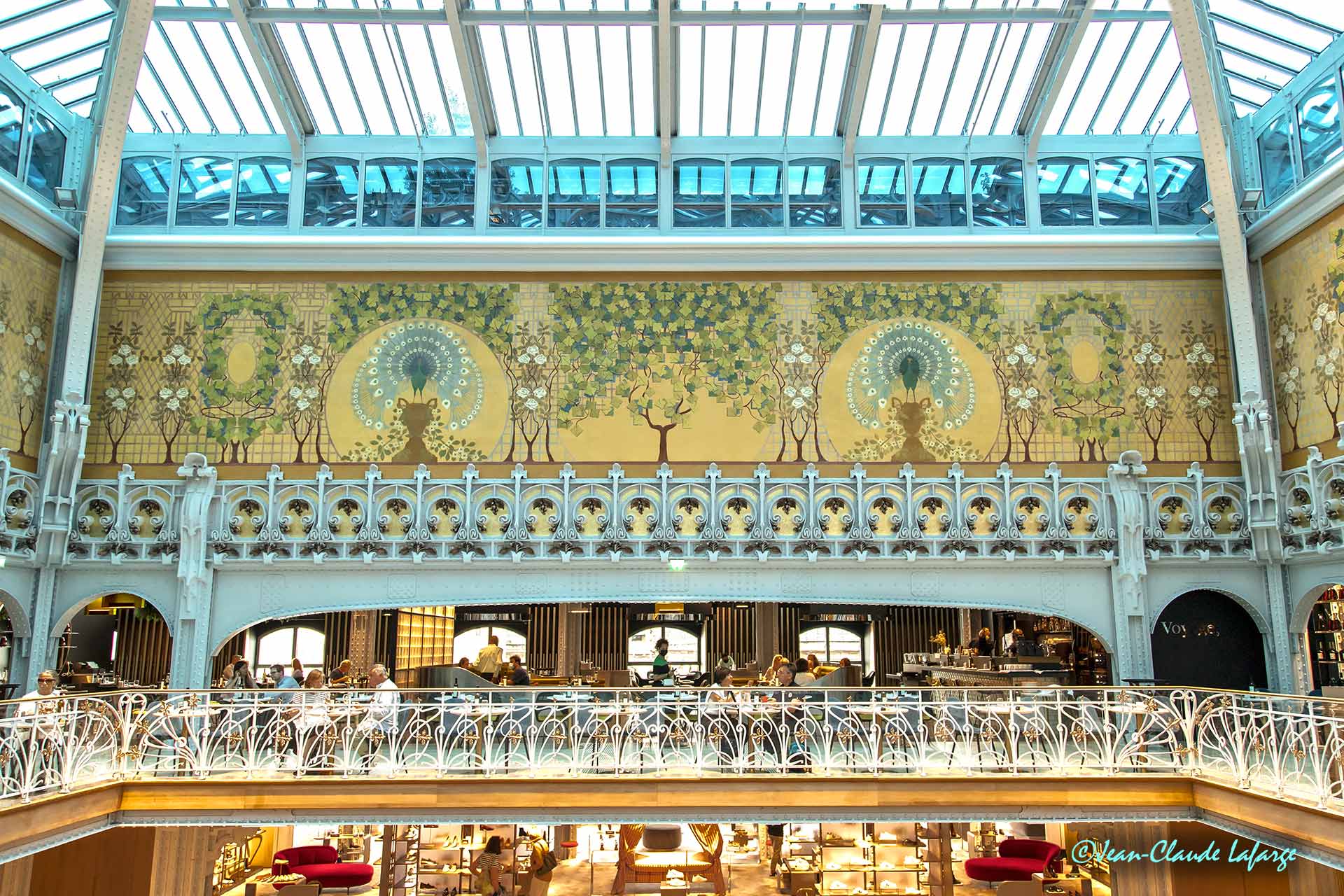 Restaurant à la Samaritaine dans un cadre art nouveau restauré.